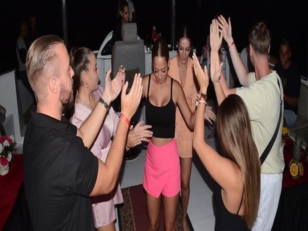 Sharm El Sheikh: Yacht Cruise with Dinner & Oriental Show | ®ExcursionMania