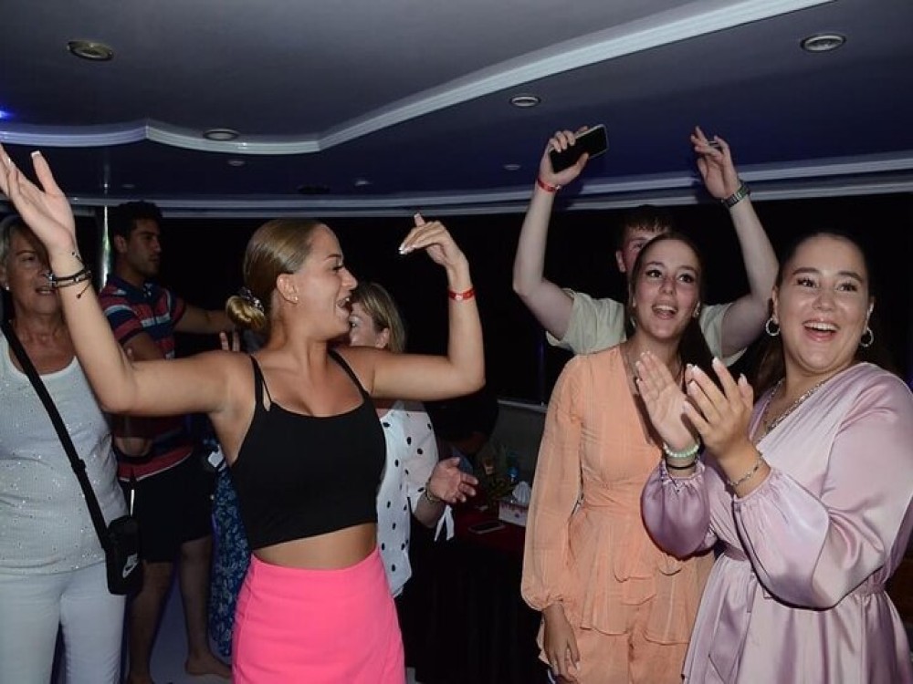 Sharm El Sheikh: Yacht Cruise with Dinner & Oriental Show | ®ExcursionMania