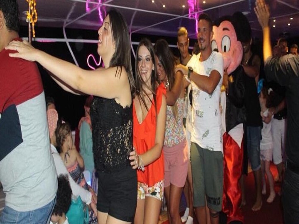 Sharm El Sheikh: Yacht Cruise with Dinner & Oriental Show | ®ExcursionMania