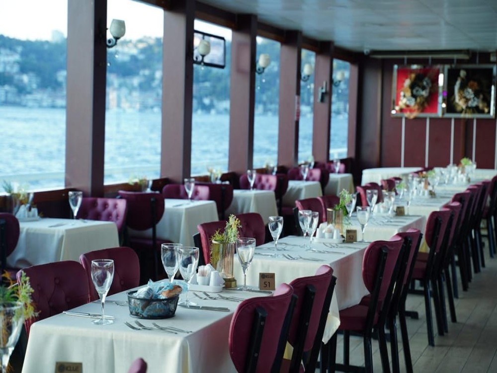 Istanbul: Bosphorus Dinner Cruise with Hotel Transfers | ®ExcursionMania