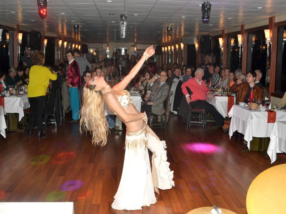 Istanbul: Bosphorus Dinner Cruise with Hotel Transfers | ®ExcursionMania