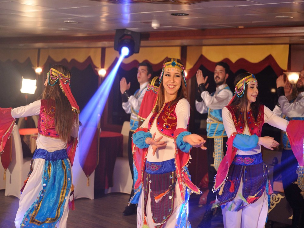 Istanbul: Istanbul: Bosphorus Dinner Cruise with Hotel Transfers | ®ExcursionMania