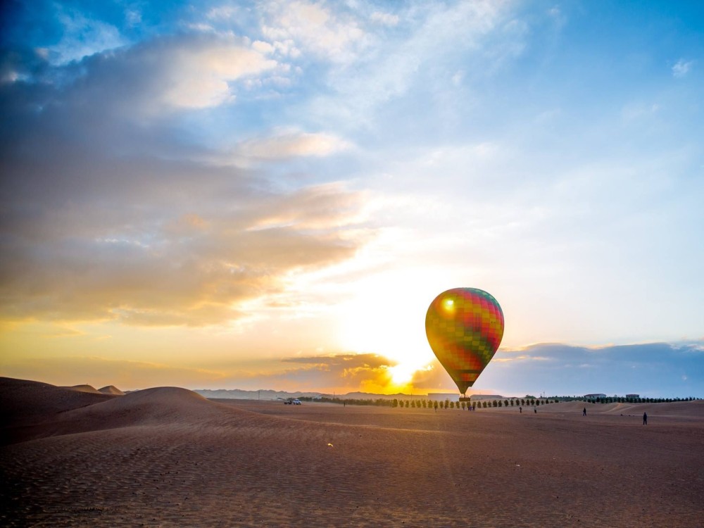 Dubai: Sunrise Balloon Flight with Camel Ride & Breakfast | ®ExcursionMania