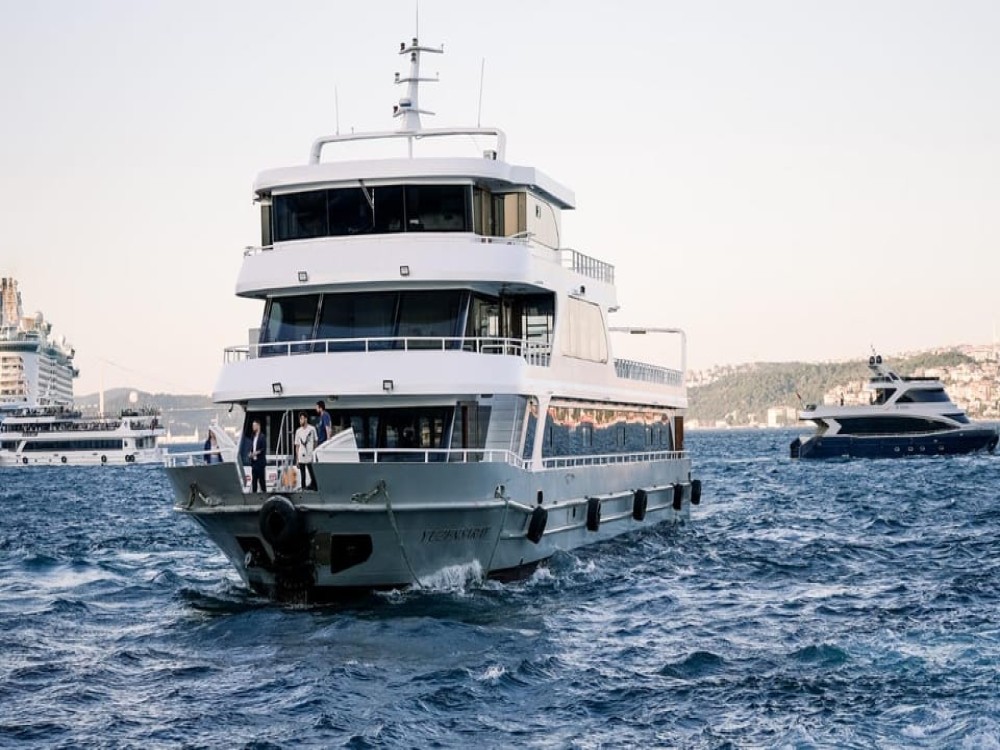 Istanbul: Istanbul Enchanting Bosphorus Cruise with Optional Meal | ®ExcursionMania