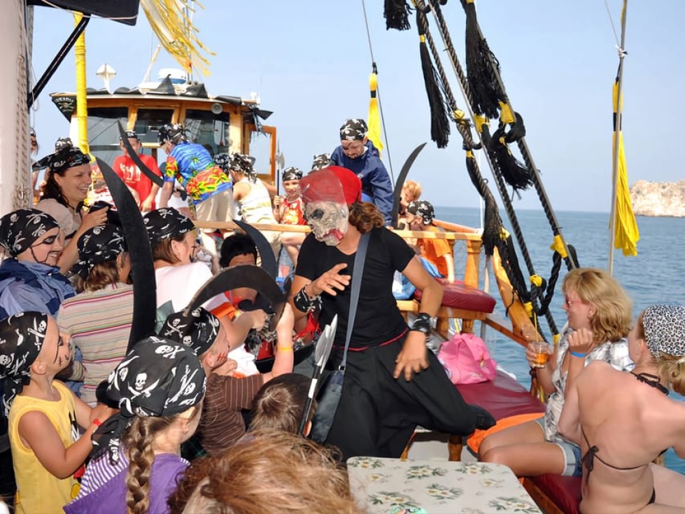 Alanya: Alanya Pirate Trip with Lunch and Unlimited Drinks | ®ExcursionMania