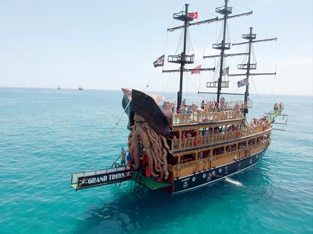 Alanya Pirate Trip with Lunch and Unlimited Drinks | ®ExcursionMania