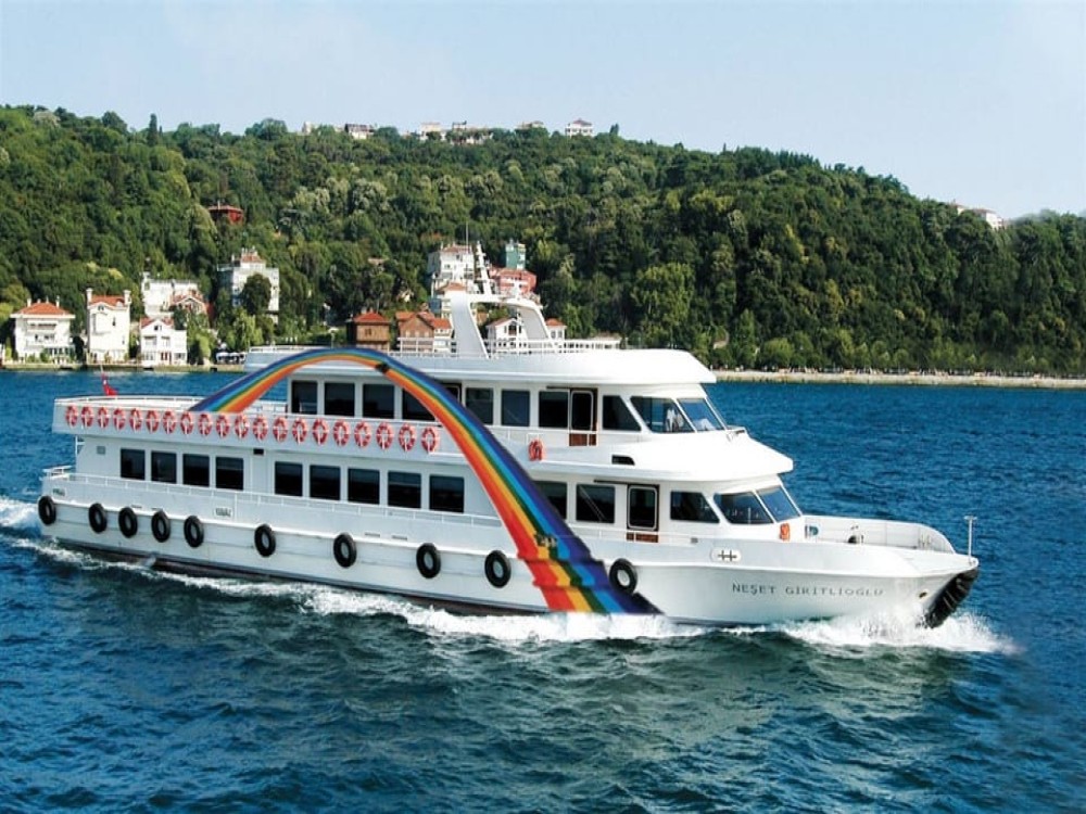 Discover Istanbul: Bosphorus Cruise with Daytime or Sunset Options | ®ExcursionMania