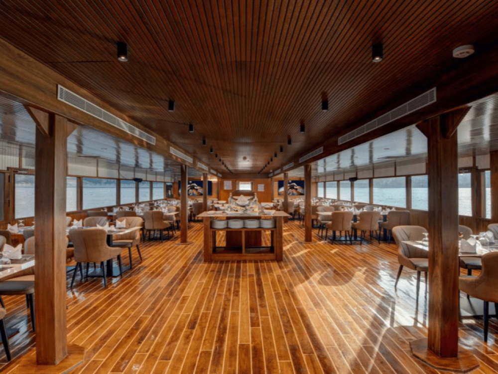 Dubai: Luxury Sunset Dhow Cruise Dinner with Upper Deck | ®ExcursionMania