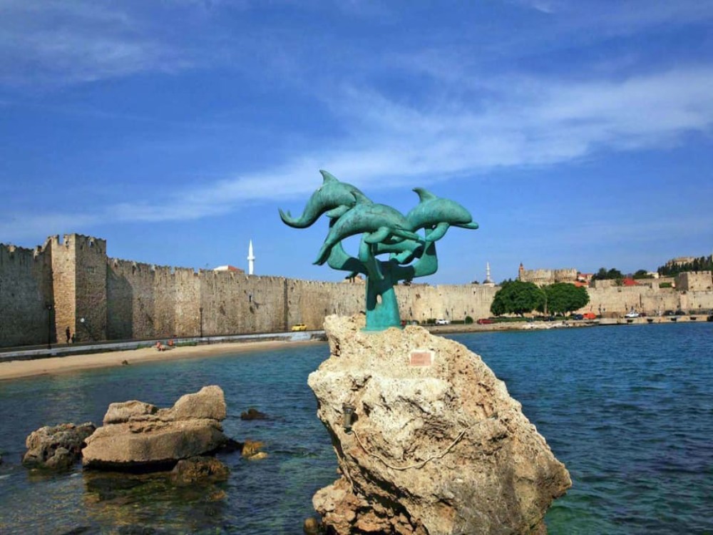 Rhodes: Guided Rhodes City By Night with Live Music & Dinner | ®ExcursionMania