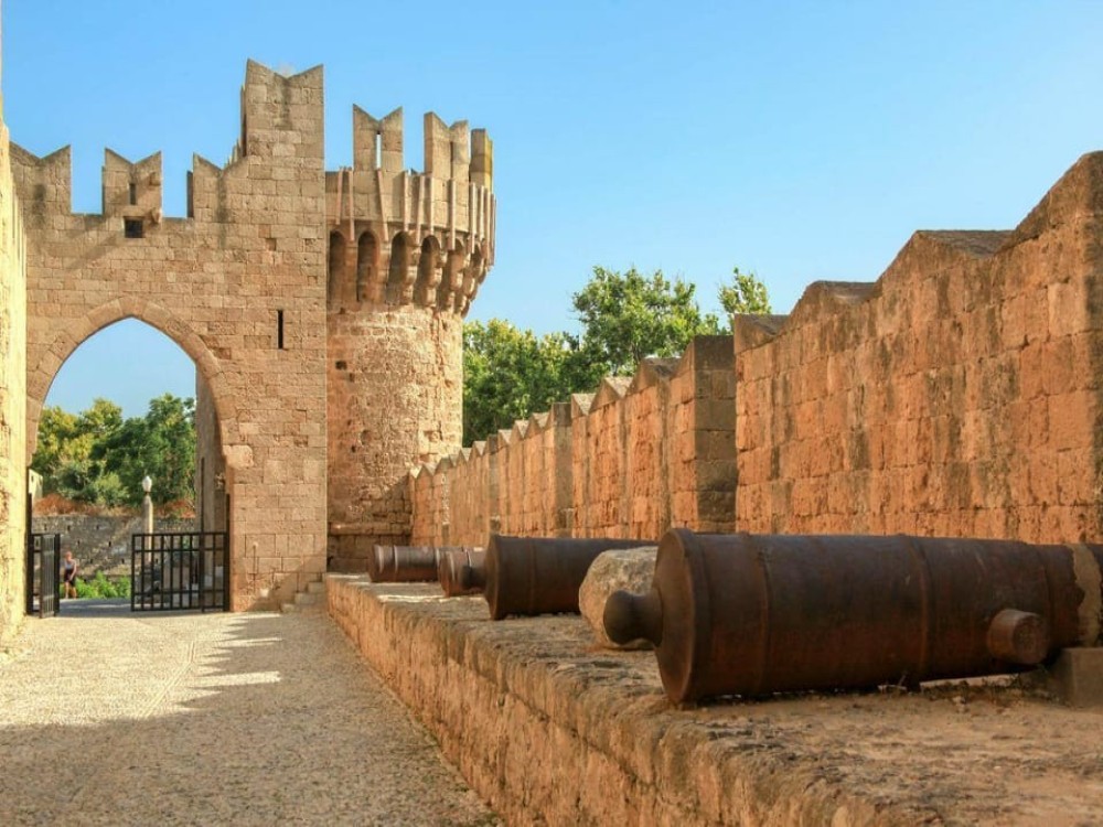 Rhodes: Guided Rhodes City By Night with Live Music & Dinner | ®ExcursionMania