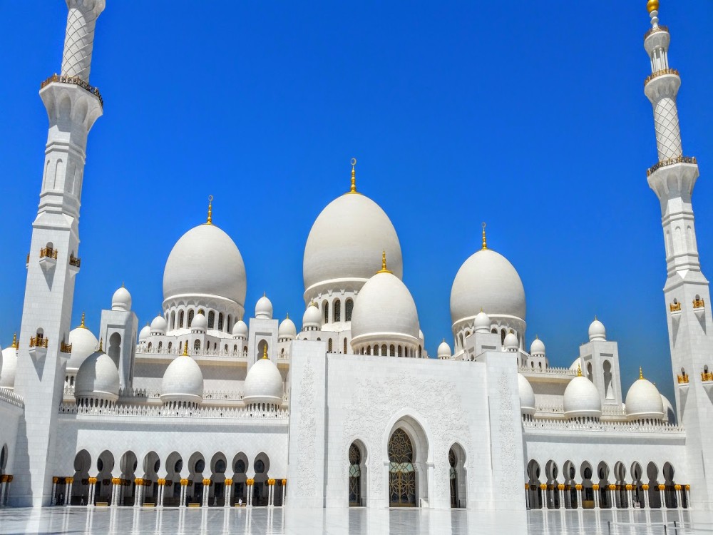 From Abu Dhabi: Grand Mosque Royal Palace and Etihad Tower | ®ExcursionMania