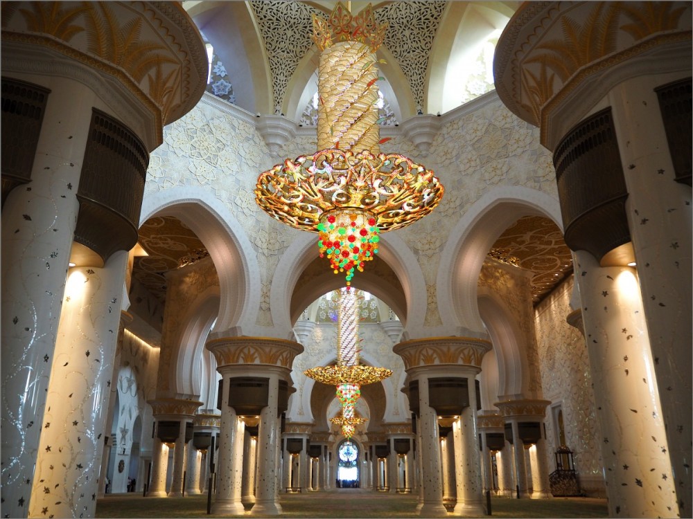From Abu Dhabi: Grand Mosque Royal Palace and Etihad Tower | ®ExcursionMania