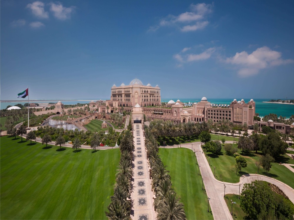 From Abu Dhabi: Grand Mosque Royal Palace and Etihad Tower | ®ExcursionMania