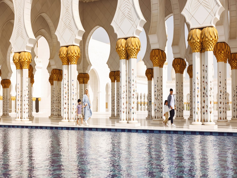 From Abu Dhabi: Grand Mosque Royal Palace and Etihad Tower | ®ExcursionMania