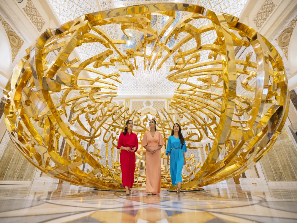From Abu Dhabi: Grand Mosque Royal Palace and Etihad Tower | ®ExcursionMania
