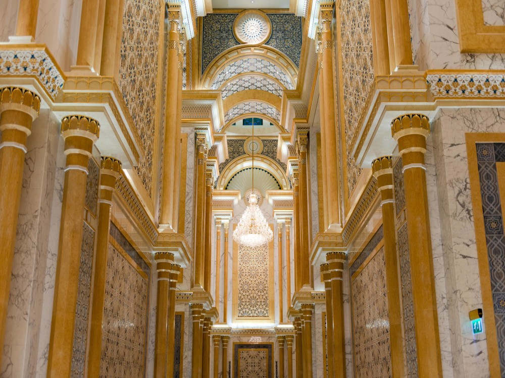 From Abu Dhabi: Grand Mosque Royal Palace and Etihad Tower | ®ExcursionMania