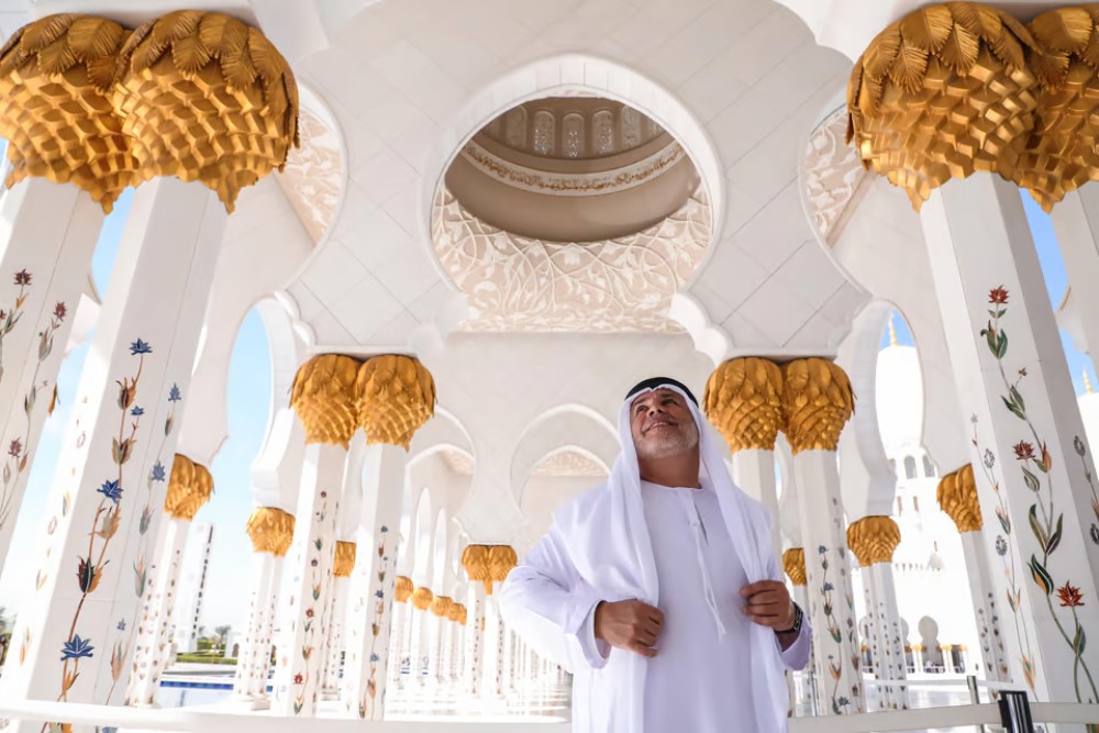 From Abu Dhabi: Sheikh Zayed Mosque and Qasr Al Watan Tour | ®ExcursionMania