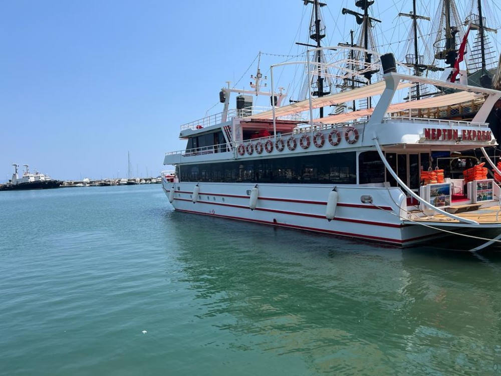 Alanya Comfort Boat Tour with Swim Stops | ®ExcursionMania