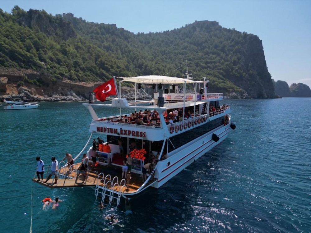 Alanya Comfort Boat Tour with Swim Stops | ®ExcursionMania