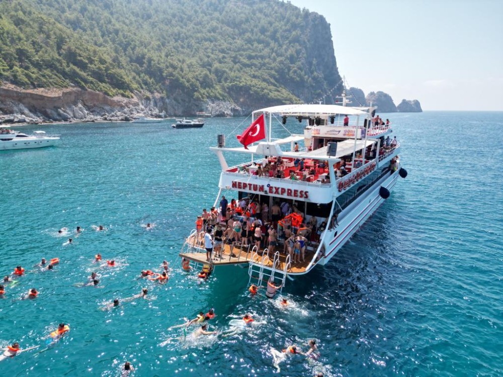 Alanya Comfort Boat Tour with Swim Stops | ®ExcursionMania