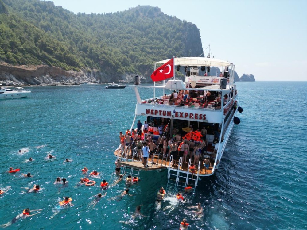 Alanya Comfort Boat Tour with Swim Stops | ®ExcursionMania