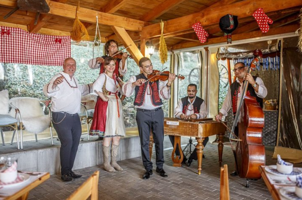 Folklore Dinner with Unlimited Drinks 4course Menu | ®ExcursionMania