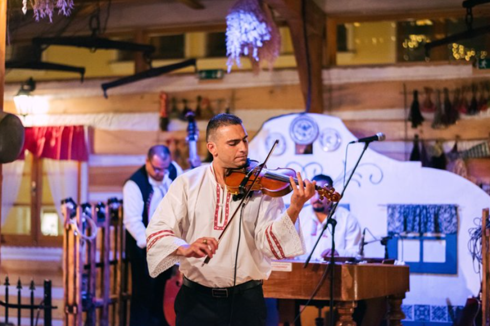 Folklore Dinner with Unlimited Drinks 4course Menu | ®ExcursionMania