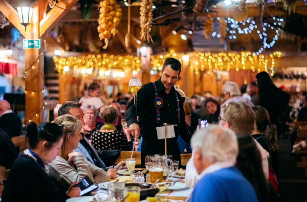 Folklore Dinner with Unlimited Drinks 4course Menu | ®ExcursionMania