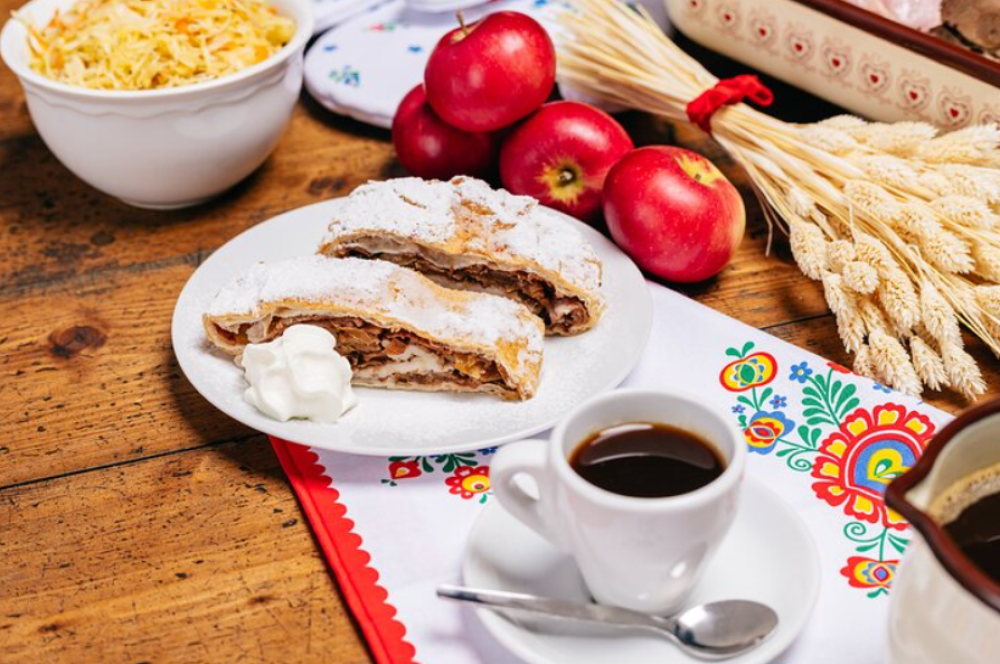 Folklore Dinner with Unlimited Drinks 4course Menu | ®ExcursionMania