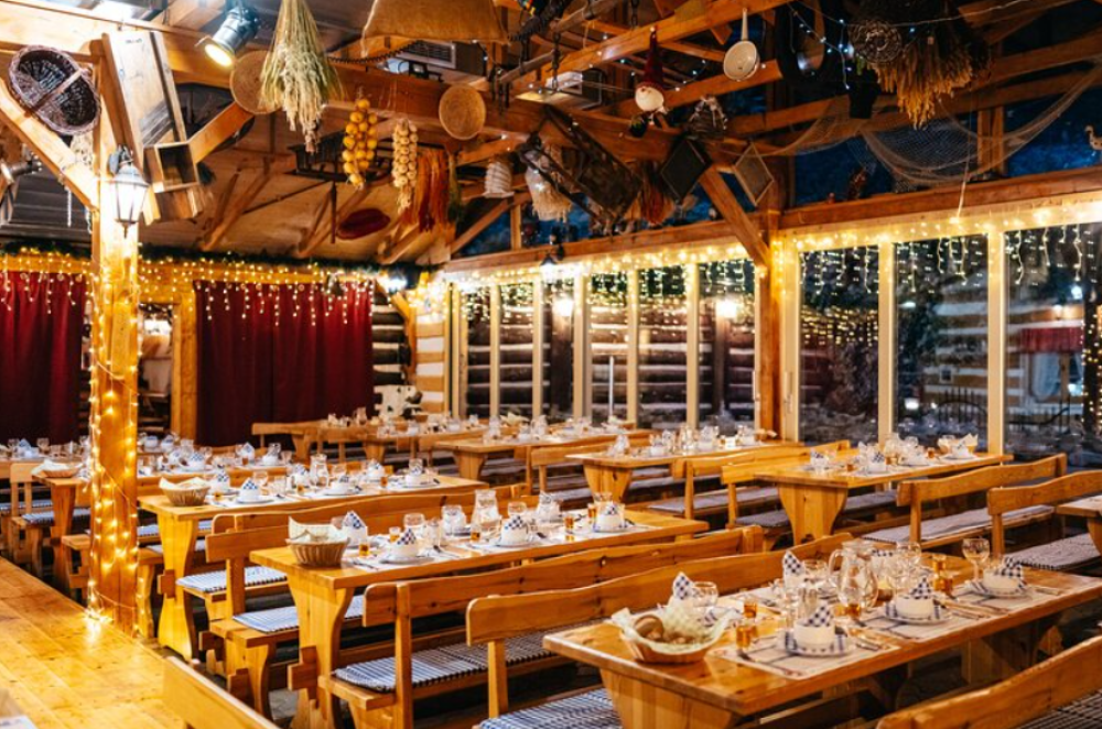 Folklore Dinner with Unlimited Drinks 4course Menu | ®ExcursionMania
