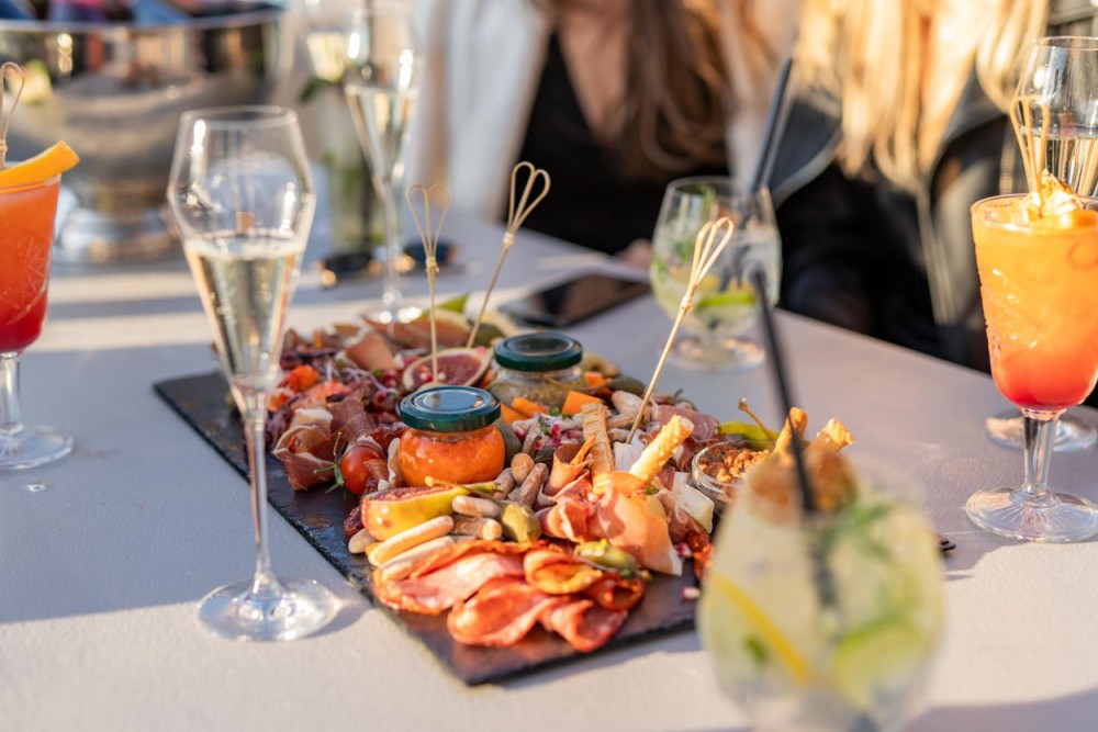 VIP Prague YachtBoat PONTOON Experience: All-You-Can-Drink | ®ExcursionMania