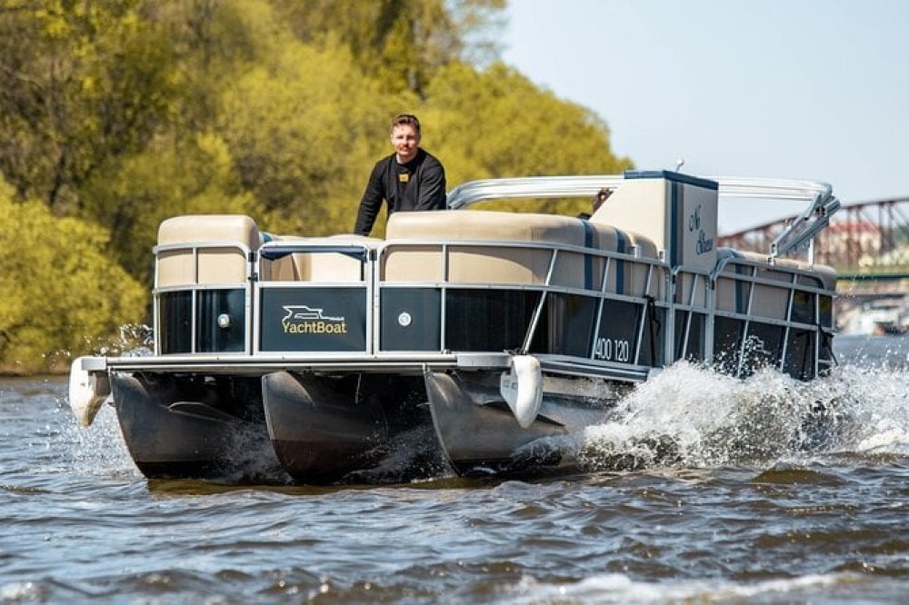 VIP Prague YachtBoat PONTOON Experience: All-You-Can-Drink | ®ExcursionMania