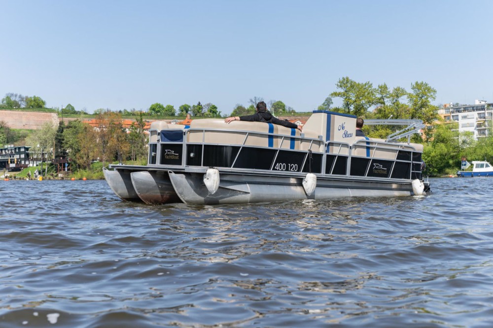 VIP Prague YachtBoat PONTOON Experience: All-You-Can-Drink | ®ExcursionMania