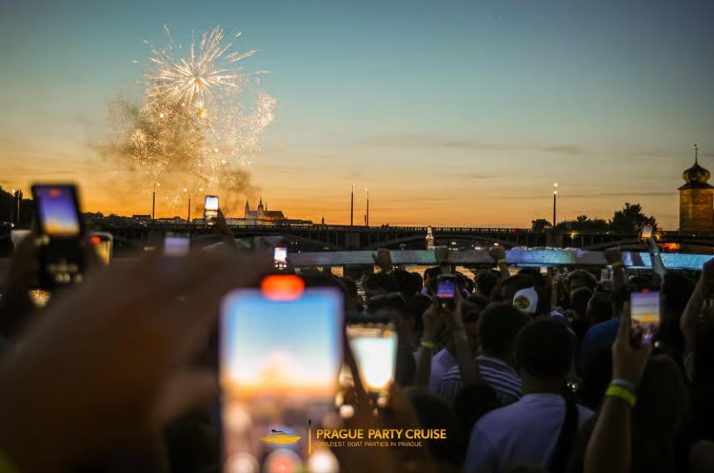 Prague : Boat Party with Afterparty at EPIC | ®ExcursionMania