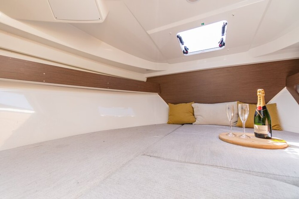 VIP Prague YachtBoat SPEED Experience: All-You-Can-Drink | ®ExcursionMania