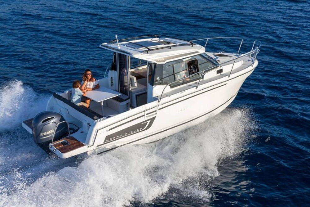VIP Prague YachtBoat SPEED Experience: All-You-Can-Drink | ®ExcursionMania