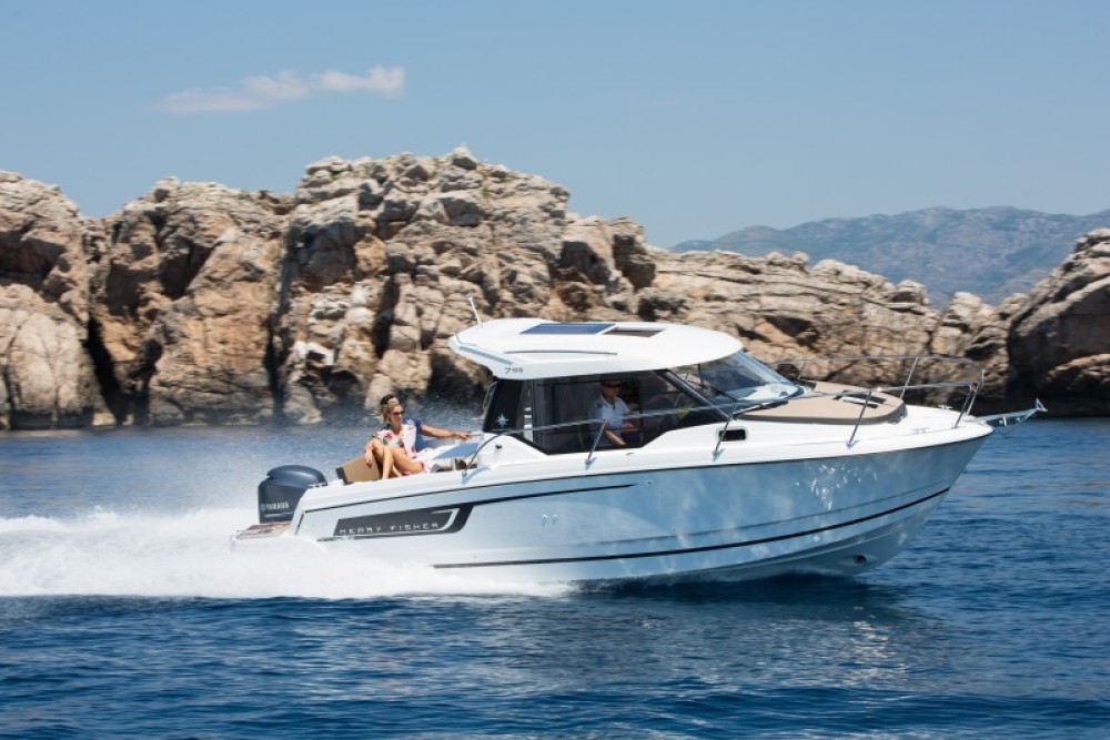 VIP Prague YachtBoat SPEED Experience: All-You-Can-Drink | ®ExcursionMania
