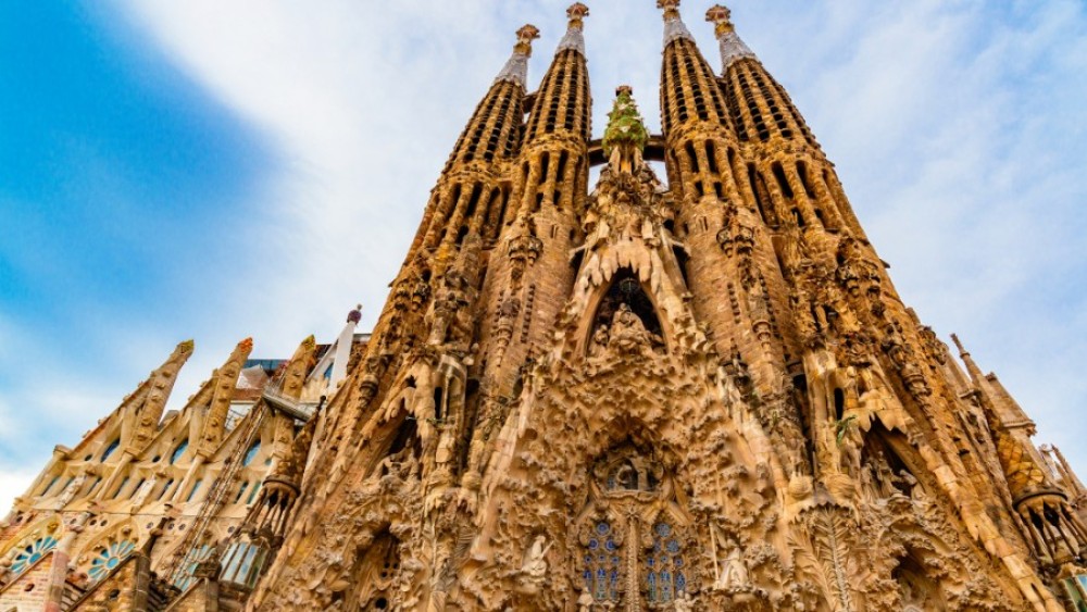 Top 5 Must-See Attractions in Barcelona for First-Time Visitors