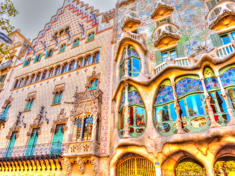 Top 5 Must-See Attractions in Barcelona for First-Time Visitors
