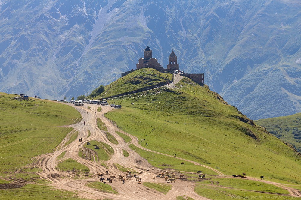 Stepantsminda in Winter vs. Summer: When is the Best Time to Visit?