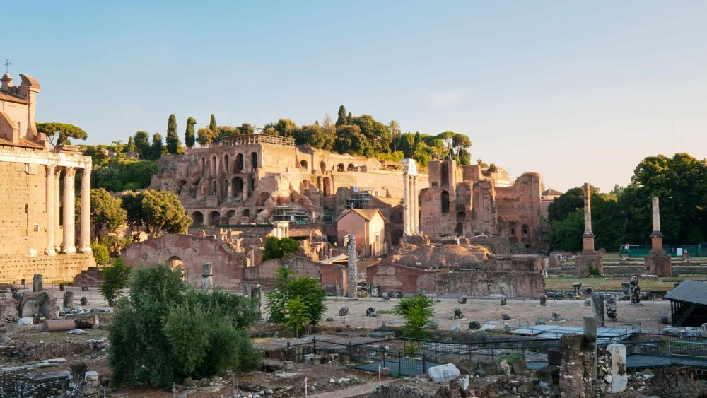 Exploring Rome’s Ancient Ruins: A Complete Travel Guide