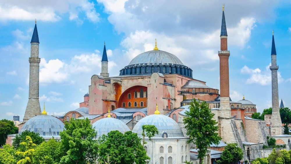 Exploring Istanbul for the First Time: Must-Know Tips and Highlights