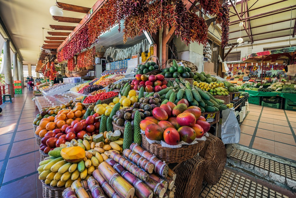 A Foodie's Guide to Praia: Best Restaurants and Local Delicacies