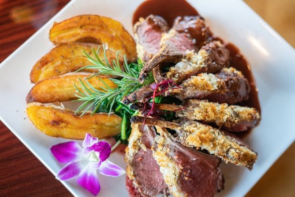 A Foodie's Guide to Praia: Best Restaurants and Local Delicacies