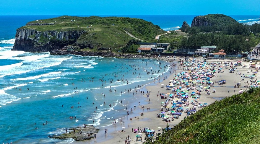 A Foodie's Guide to Praia: Best Restaurants and Local Delicacies