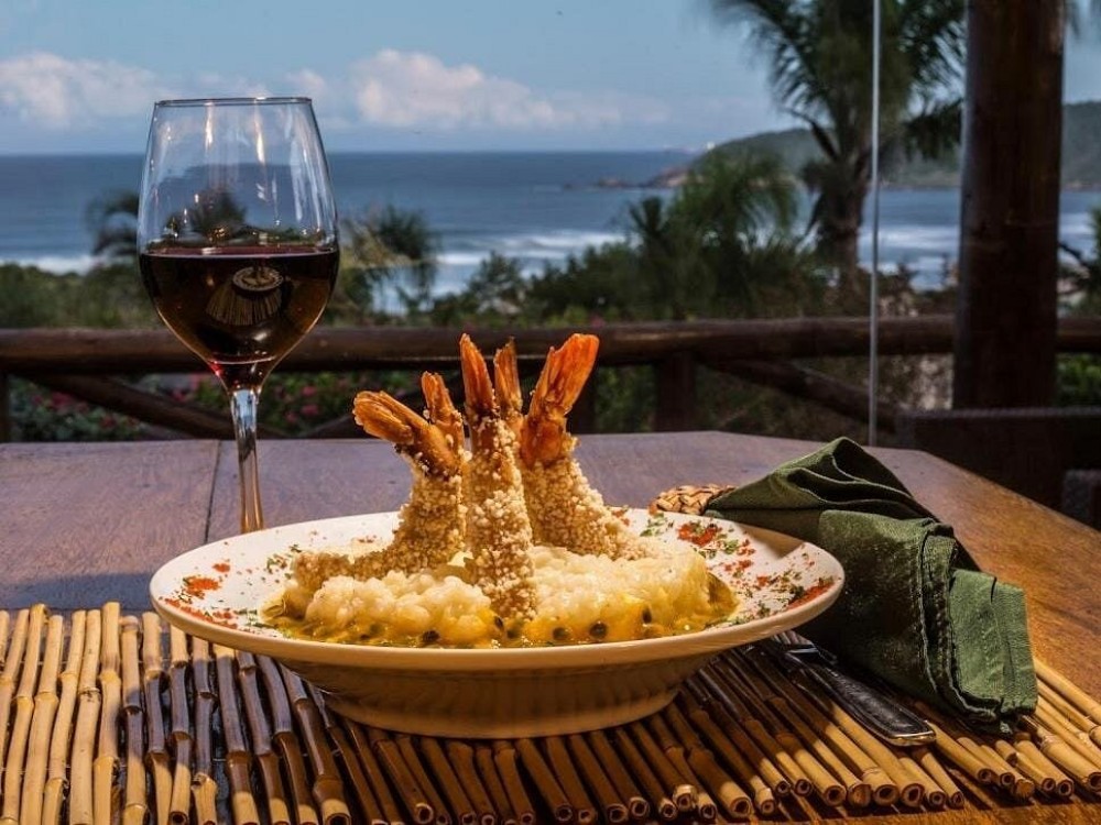 A Foodie's Guide to Praia: Best Restaurants and Local Delicacies