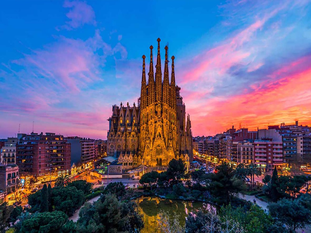 Top 5 Must-See Attractions in Barcelona for First-Time Visitors