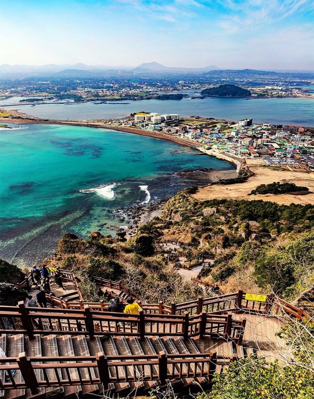 South Korea: A vibrant mix of tradition, modernity, stunning landscapes, and delicious cuisine. 