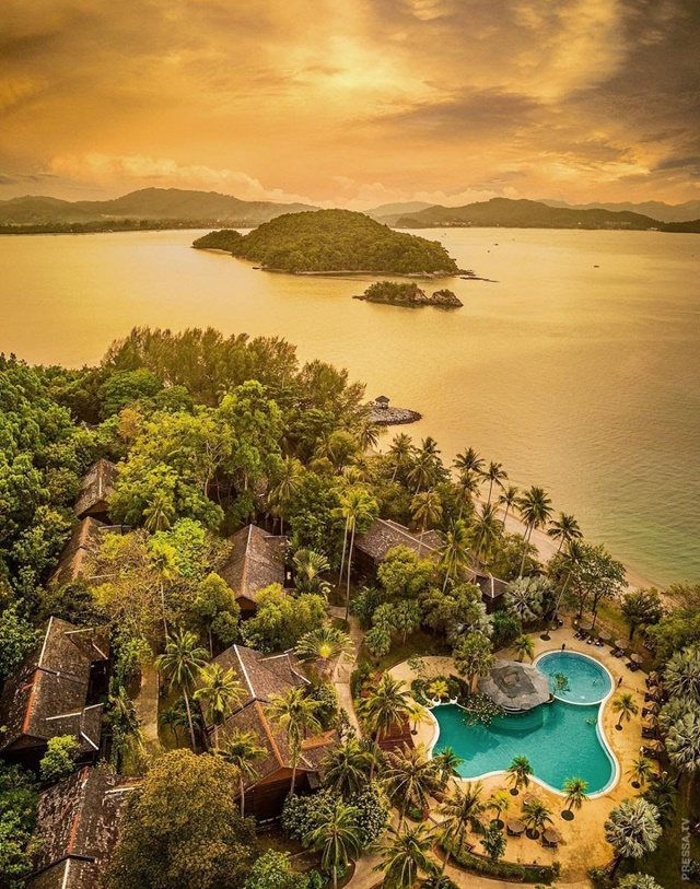 Malaysia offers vibrant cities, stunning beaches, diverse culture, and lush nature. 