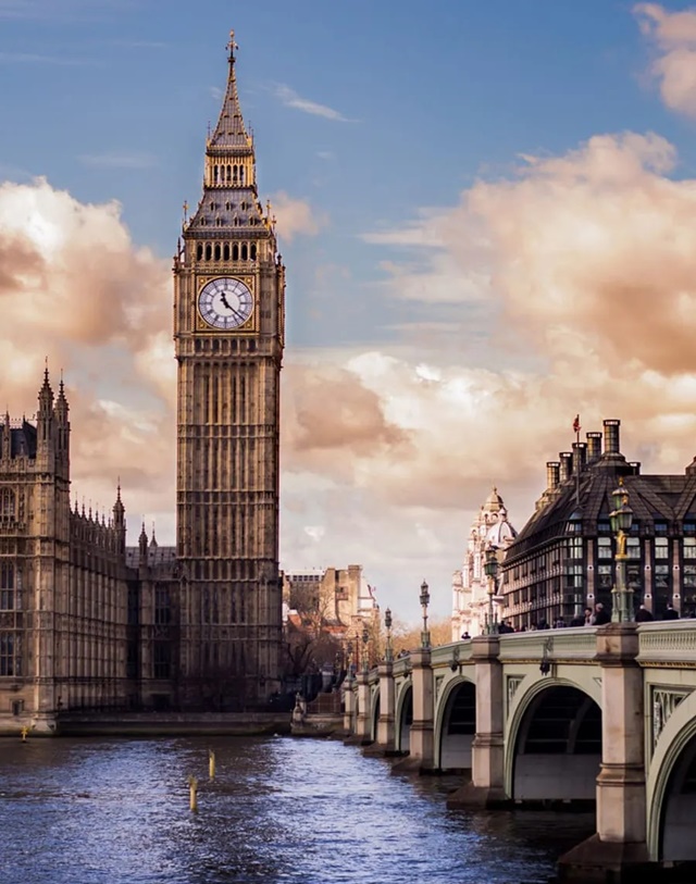 United Kingdom: A land of historic castles, vibrant cities, stunning landscapes, and rich traditions. 